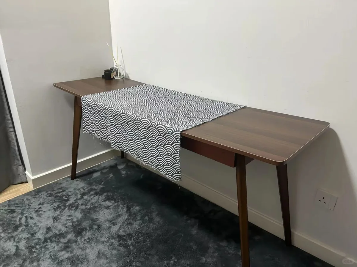 棕色长桌