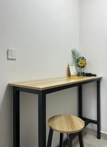 吧台桌配三个椅子