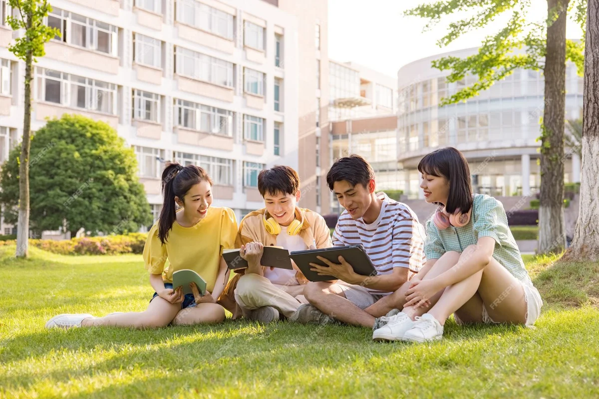 young-college-students-come-back-study_464463-545.jpg